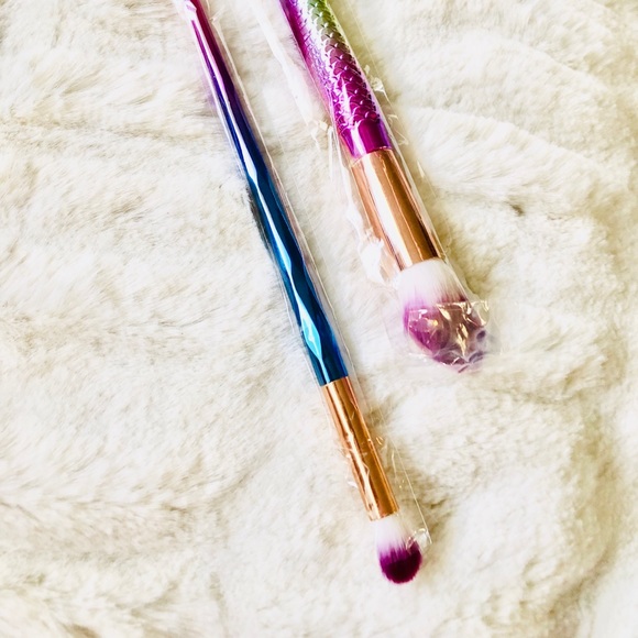 “Just In” Two Mermaid Makeup Brushes NWT - Picture 5 of 6